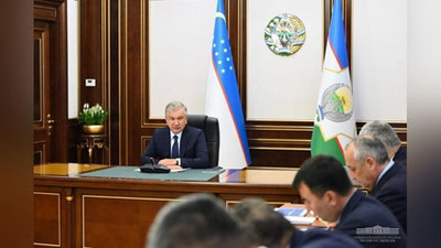 'Shavkat Mirziyoev ba`zi banklarga xorijiy investisiyalar jalb etish bo`yicha taqdimot bilan tanishdi'ning rasmi