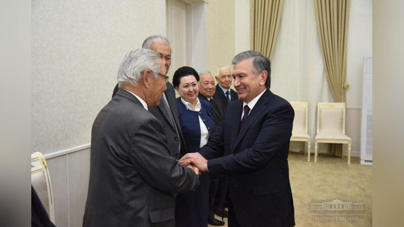 'Shavkat Mirziyoyev nuroniylar bilan suhbatlashdi'ning rasmi