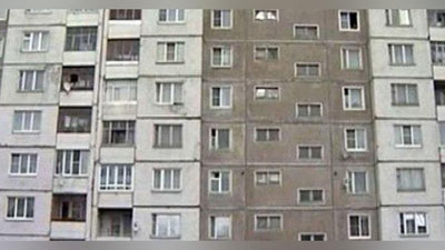 'Balkondan tushib ketgan 7 yoshli qizaloq karnizga osilib qoldi (Video)'ning rasmi