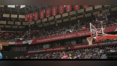 Изрображение 'БАСКЕТБОЛИСТ ЗАБИЛ ТРЕХОЧКОВЫЙ ЧЕРЕЗ ВСЮ ПЛОЩАДКУ (ВИДЕО)'