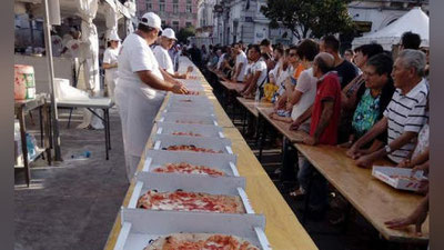 'Argentinada 12 soatda 11 000 ta pissa tayyorlandi 'ning rasmi