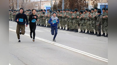 '​Mudofaa vazirligi tashabbusi bilan Nukus shahrida yugurish aksiyasi o`tkazildi'ning rasmi