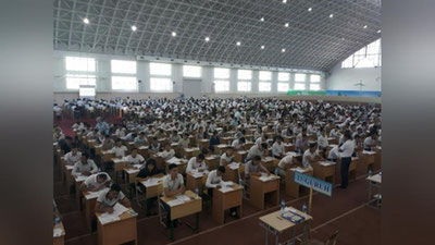 'Test-2018: 9 avgust kuni 67 nafar abiturient bino ichida shpargalkadan foydalanishga yoki kimgadir yordam berishga uringan'ning rasmi