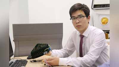 '​O`quvchi bola ko`zi ojiz insonlarga yo`l ko`rsatuvchi do`ppini yaratdi'ning rasmi