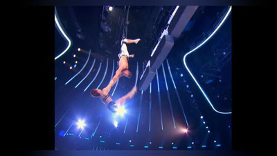 'Akrobat shou paytida olovga tushib ketdi (Video)'ning rasmi