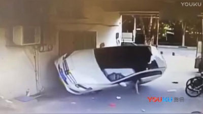 Изрображение 'ОРИГИНАЛЬНАЯ ПАРКОВКА КИТАЯНКИ ОЗАДАЧИЛА ИНТЕРНЕТ (ВИДЕО)'