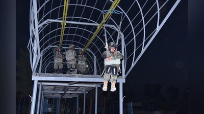 '​Farg`onada desantchilar ilk bor tunda parashyut bilan sakrash mashg`ulotlarini bajardi (foto, video)'ning rasmi