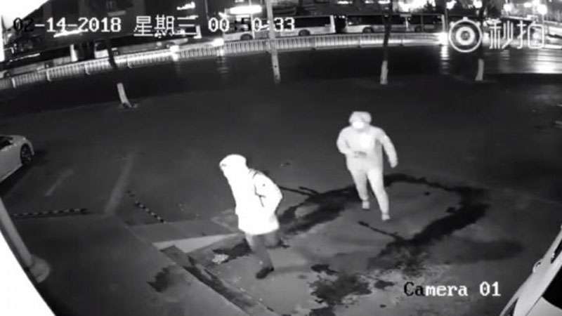 Изрображение 'ШАНХАЙСКАЯ ПОЛИЦИЯ ПОКАЗАЛА КАДРЫ САМОГО НЕЛЕПОГО ПРЕСТУПЛЕНИЯ'