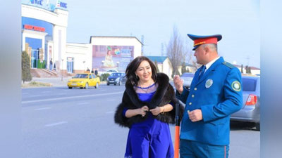 'Bayramoldi kayfiyat: Inspektorlar xotin-qizlarga gul sovg`a qilmoqda (foto)'ning rasmi