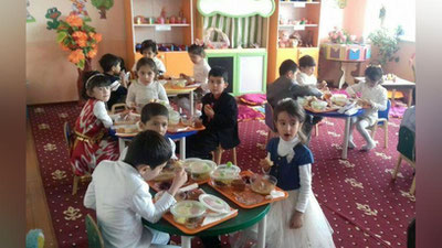 'Kattaqo`rg`ondagi bog`chalardan birida bolalarga sasigan go`shtdan taom tayorlanmoqda'ning rasmi