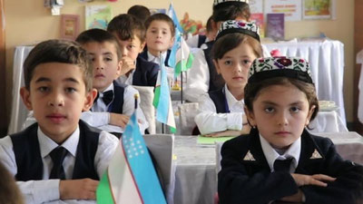 'Rasman: maktablarda o`qish 14 sentyabrdan boshlanadi. O`quvchilar maktabga borish yoki onlayn o`qishni tanlashi mumkin'ning rasmi