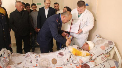 'Самарқандлик фуқаро Россиядаги ёнғинда кўрсатган қаҳрамонлиги учун тақдирланди'ning rasmi