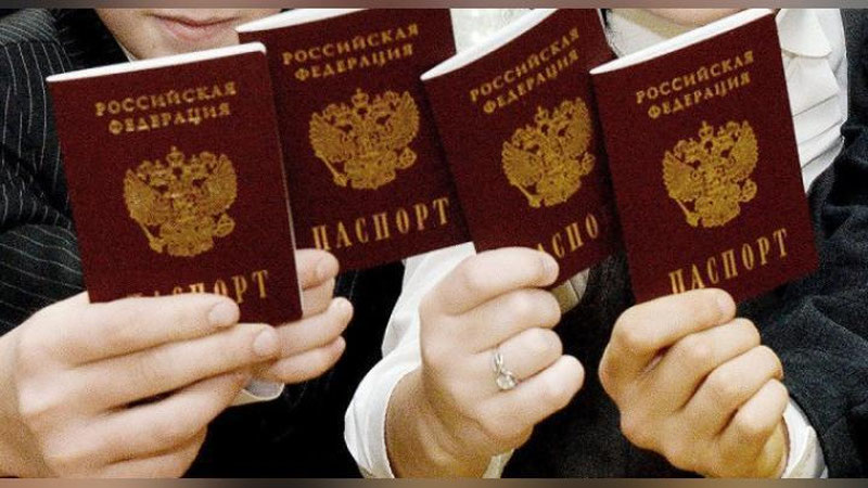 'Владимир Путин 10 нафар ўзбекистонликка Россия фуқаролигини берди'ning rasmi