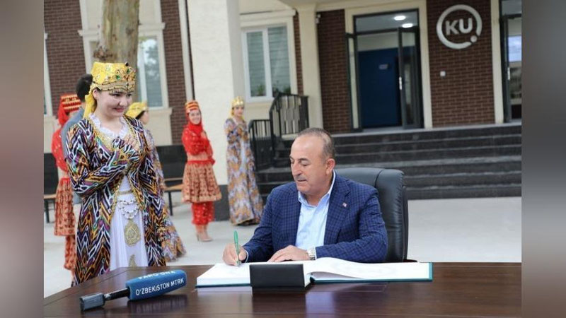 'Turkiya Tashqi ishlar vaziri Qo`qon universiteti faxriy mehmonlar kitobiga nimalar yozgan edi?'ning rasmi