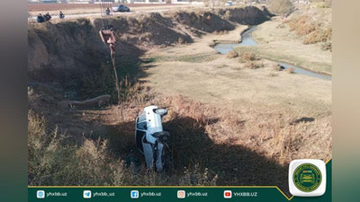 Изрображение 'В Кашкадарье "Нексию" пришлось вытаскивать краном из оврага (видео)'