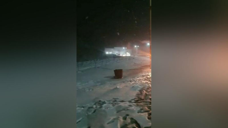 'Айни вақтда Қамчиқ довонида қор ёғмоқда. ЙҲХББ ҳайдовчиларга муҳим огоҳлантириш берди'ning rasmi