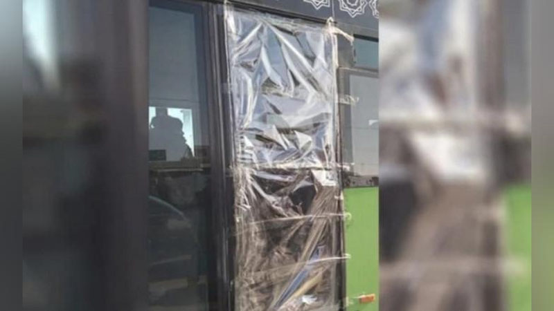 'Тошкентда автобус ҳайдовчиси нега эшикни скотч ва полиетилен билан беркитиб ҳаракатланди?'ning rasmi