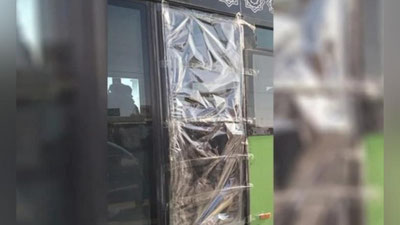 'Тошкентда автобус ҳайдовчиси нега эшикни скотч ва полиетилен билан беркитиб ҳаракатланди?'ning rasmi