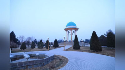 'Соя берувчи дарахтлар, бепул Wi-Fi, Bookcafe –  Хайрулло Бозоров Марғилондаги "ҳувиллаган" хиёбонни фойдали масканга айлантириш бўйича топшириқ берди'ning rasmi