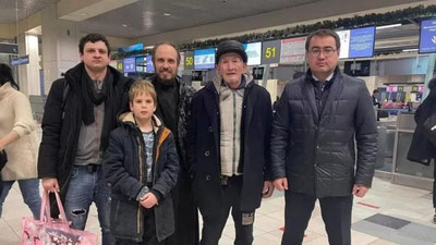 'Rossiyada og`ir vaziyatga tushib qolgan dehqonobodlik 66 yoshli fuqaro o`z oilasiga qaytarildi'ning rasmi
