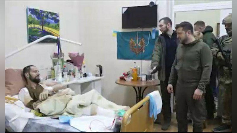 'Зеленский Киев касалхонасидаги ярадор аскарлар ҳолидан хабар олди'ning rasmi