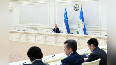 'Президент бошчилигида аҳолини касб-ҳунарга ўқитиш ва мономарказлар фаолиятини такомиллаштириш юзасидан ўтказилаётган йиғилиш танқидий руҳда бошланди'ning rasmi