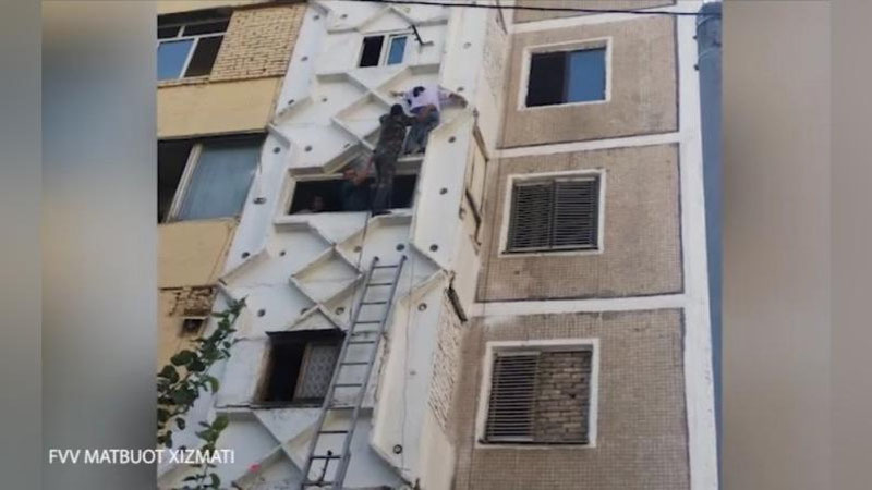 'Toshkentda 14 yoshli qiz ko`p qavatli uyning 5-qavatida osilib qoldi(video)'ning rasmi