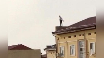'Qoraqalpog`istonda mast erkak ko`p qavatli binodan o`zini tashlamoqchi bo`ldi (video)'ning rasmi