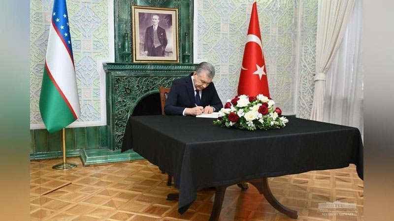 'Президент Туркия Шавкат Мирзиёев Туркия элчихонасига бориб, таъзия билдирди'ning rasmi