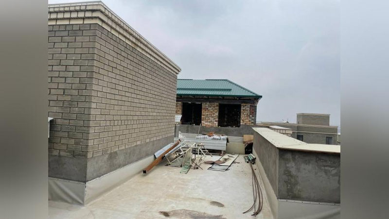 'Toshkentlik fuqaro ko`p qavatli uy tomida hovlili turar joy qurib olgani aniqlandi'ning rasmi