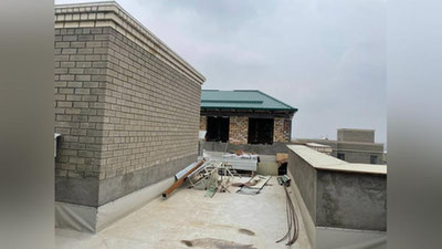 'Toshkentlik fuqaro ko`p qavatli uy tomida hovlili turar joy qurib olgani aniqlandi'ning rasmi