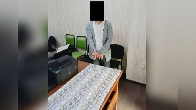 'Samarqandda bir fuqaroni 50 ming dollar evaziga AQShga jo`natmoqchi bo`lgan shaxs ushlandi'ning rasmi