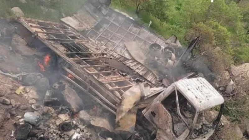 Изрображение 'На перевале Тахтакарача грузовик скатился под уклон и загорелся'