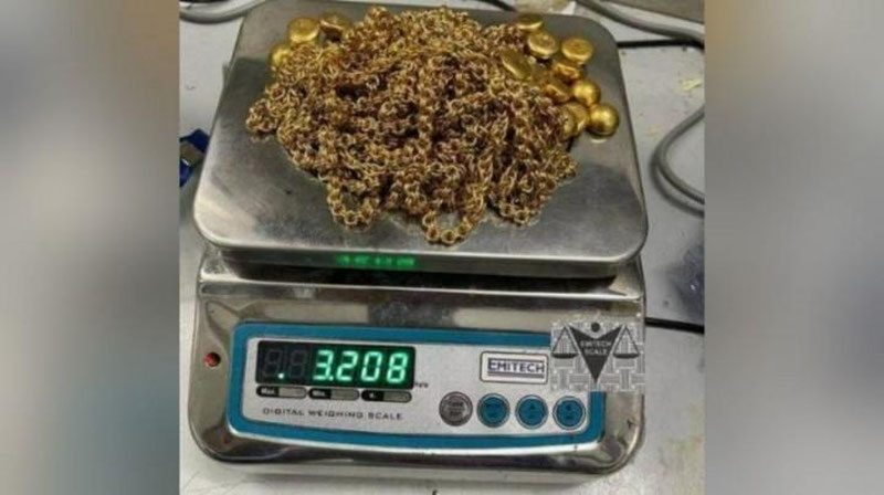 'Ҳиндистонда 3 кг.дан ортиқ олтинни олиб чиқиб кетмоқчи бўлган ўзбекистонлик қўлга олинди'ning rasmi