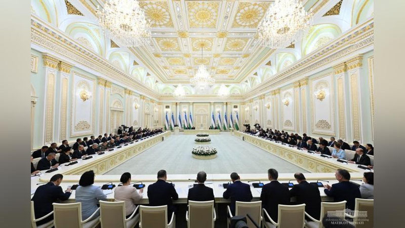 'Asosiy qonunimizni qabul qilishda faol ishtirok etgan ko`p millatli, mard va olijanob xalqimizga ta`zim qilaman – Prezident'ning rasmi