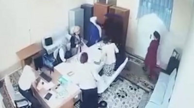 'Сурхондарёда ҳамкасб аёлларни дўппослаган ўқитувчи қамалди'ning rasmi