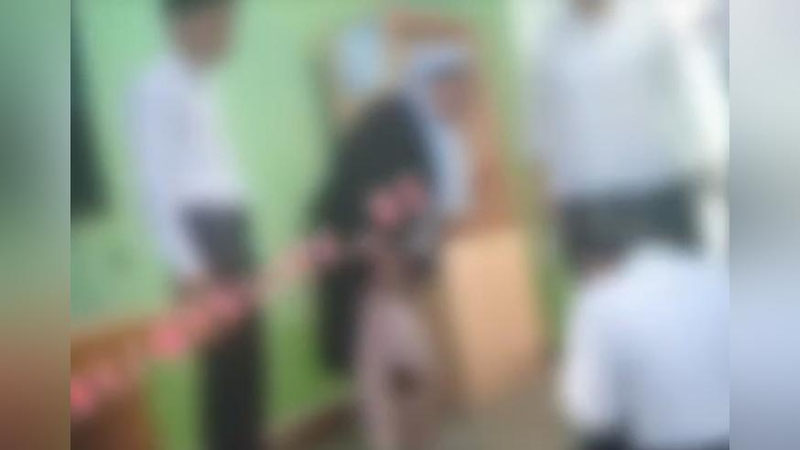 'Namanganda maktab direktori ro`mol o`ragan o`quvchi qizni haqoratladi (video)'ning rasmi
