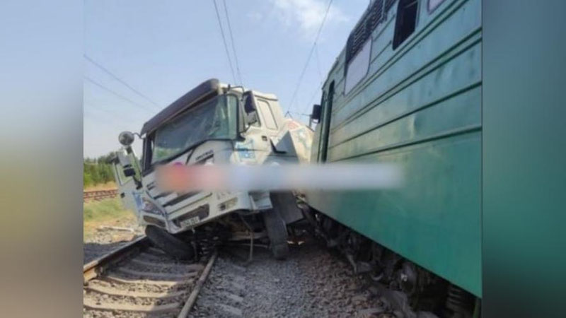 'Toshkent viloyatida yuk mashinasi va elektrovoz to`qnashdi'ning rasmi