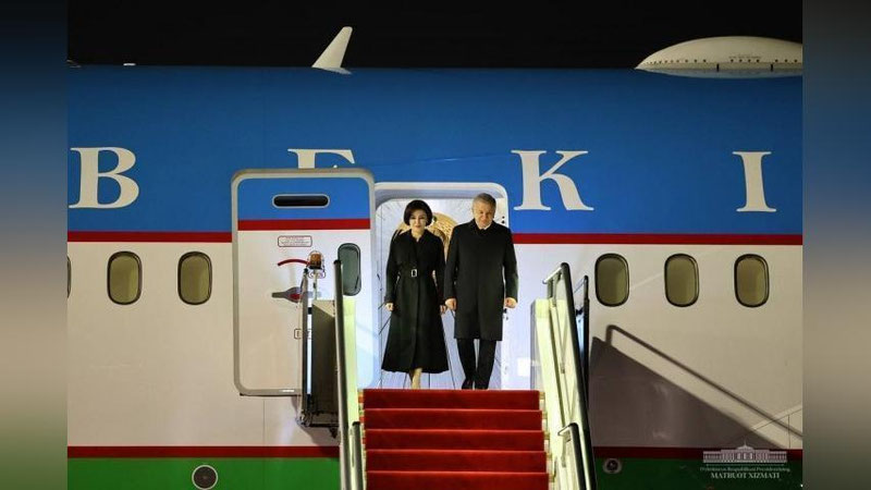 'Шавкат Мирзиёев рафиқаси билан бирга Пекинга етиб борди (фото)'ning rasmi