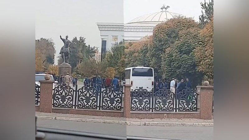 Изрображение 'Правоохранители разогнали толпу, собравшуюся "митинговать" в центре Ташкента'