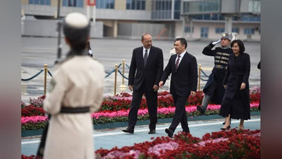 'Sadir Japarov Toshkentga etib keldi'ning rasmi