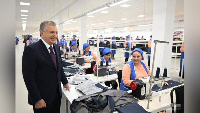 'Shavkat Mirziyoev Termiz shahridagi to`qimachilik korxonasi faoliyati bilan tanishdi (foto)'ning rasmi