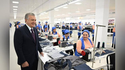 'Shavkat Mirziyoev Termiz shahridagi to`qimachilik korxonasi faoliyati bilan tanishdi (foto)'ning rasmi
