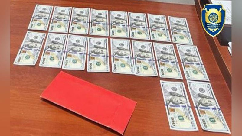 'Andijonda qalbaki 2 ming dollarni 20 mlnga sotgan shaxslar ushlandi'ning rasmi