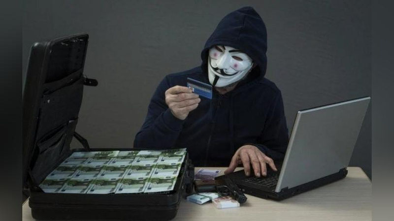 'Ular internetdan foydalanib, soxta ilova orqali fuqarolarning plastik kartasidan erkin foydalanib kelishgan'ning rasmi