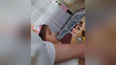 'Yana bir bog`chada tarbiyachi bolalarga qo`pollik qildi'ning rasmi