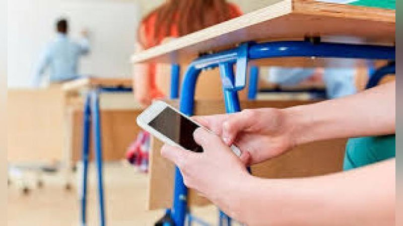 'UNESCO maktablarda smartfonlardan foydalanishni taqiqlashni taklif qildi'ning rasmi