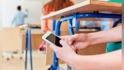 'UNESCO maktablarda smartfonlardan foydalanishni taqiqlashni taklif qildi'ning rasmi