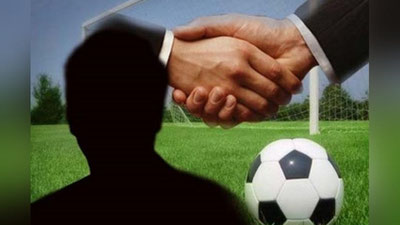 'Hakam va futbolchilar kelishilgan o`yinlarni tashkil etishga uringani uchun futboldan umrbod chetlatildi'ning rasmi