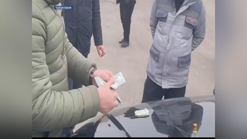 Изрображение 'В Наманганской области пресекли распространение фальшивых долларов (видео)'